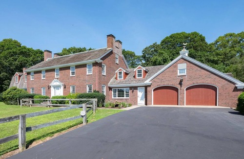 Mystic - New London Maison | Iconic Charming Estate Overlooking Cove with Water Access in Peaceful Stonington