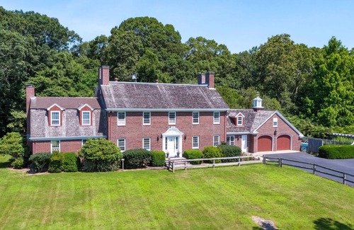 Mystic - New London Maison | Iconic Charming Estate Overlooking Cove with Water Access in Peaceful Stonington