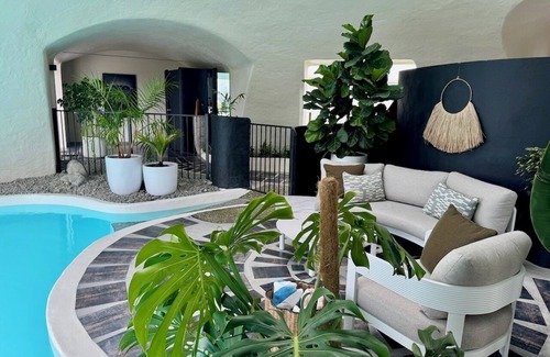 Peka Peka Maison | Iconic & Curvaceous Beach House