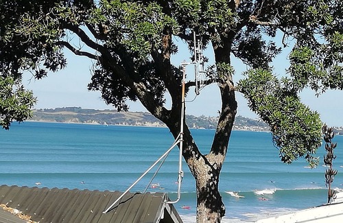 Red Beach Cabine | Iconic Kiwi Bach with sea views and a 2 minute walk to the beach.