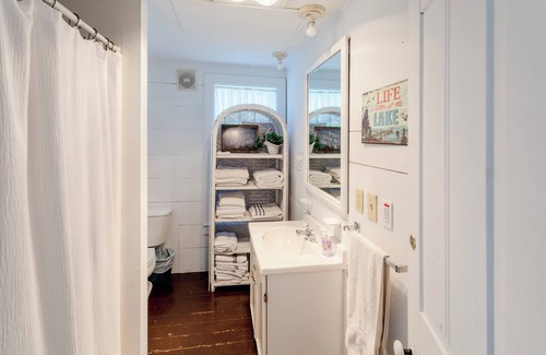 Plainwell Cabine | Iconic Lakehouse - Ivy Lodge - on Pine Lake