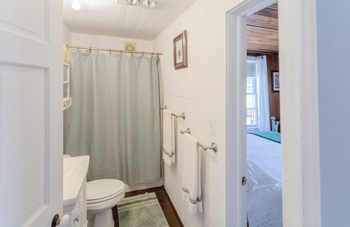 Plainwell Cabine | Iconic Lakehouse - Ivy Lodge - on Pine Lake