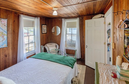 Plainwell Cabine | Iconic Lakehouse - Ivy Lodge - on Pine Lake
