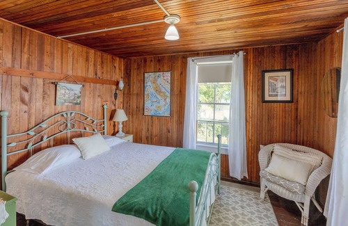 Plainwell Cabine | Iconic Lakehouse - Ivy Lodge - on Pine Lake