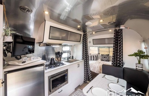 Berkley Appartement | Iconic Retro Airstream | Private Yard & Firepit