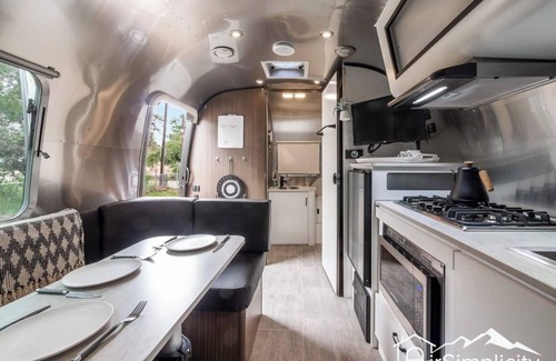 Berkley Appartement | Iconic Retro Airstream | Private Yard & Firepit