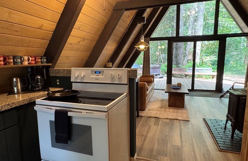 Skykomish Cabine | Iconic Sky Haus: Hot Tub, Fiber, Newly Renovated