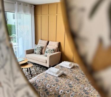 Courseulles-sur-Mer Appartement | Idéal couple - La Petite Oasis - 10min à pieds du centre ville & plage - 2km du Centre Juno Beach - 23min du Mémorial de Caen - wifi gratuit