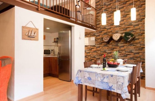 El Poble-sec Appartement | Ideal Acomodis Duplex apartment, steps from Las Ramblas!