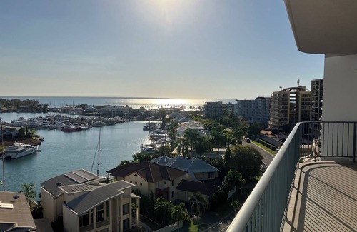 Cullen Bay Appartement | Ideal Cullen Bay location, close to everything, and with the best views