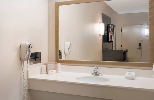 Tupelo Hôtel | Ideal for Budget Travelers! Parking, Breakfast, Close to Cadence Arena!