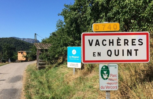 Vacheres-en-Quint Maison | Idéal pour famille ou entre amis, logement au calme dans un atelier de vannerie!