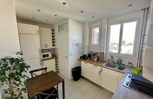 Saint-Mande Appartement | Ideal for visiting Paris, right next to the Bois, pets welcome!