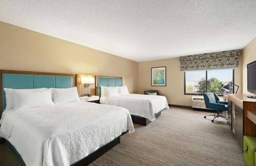 South Portland Maison | Ideal Location! 2 Comfortable Units, Free Breakfast, Pets Allowed!