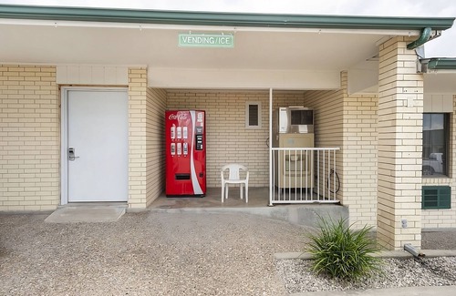 Three Rivers Maison | Ideal Mix of Comfort and Value! Near Dairy Queen Three Rivers! Pets are Allowed!