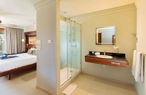 Charlotte Hôtel | Ideal Romantic Stay with Garden View | Short Drive From from the Beach