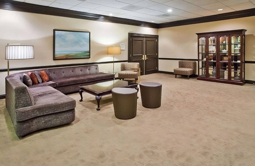 Eagan Park Hôtel | Ideal Weekend Escape: Pool, Parking and Tasty Dining Just Steps Away