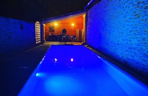 Sainte-Colombe-sur-lHers Maison | Idyllic water-by well equipped studio in Cathar area, private long natural pool