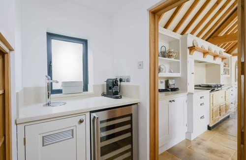 Pershore Maison | Idyllic 17th Century Thatched Cottage & Garden