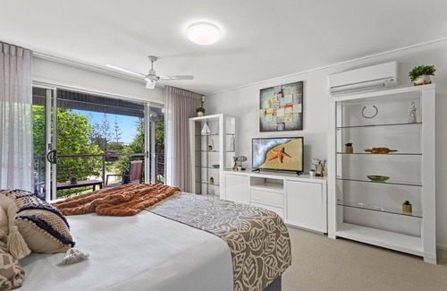 Twin Waters Maison | Idyllic 4-Bed Beachfront Lagoon House