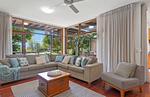 Twin Waters Maison | Idyllic 4-Bed Beachfront Lagoon House