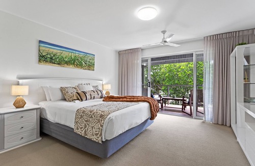 Twin Waters Maison | Idyllic 4-Bed Beachfront Lagoon House