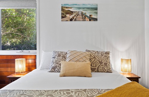 Twin Waters Maison | Idyllic 4-Bed Beachfront Lagoon House