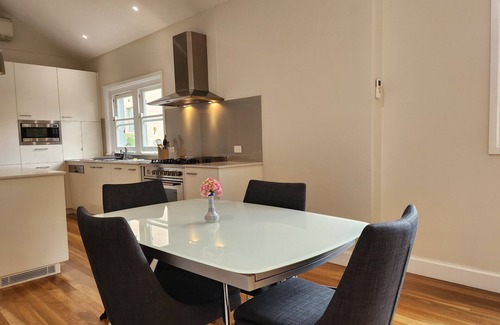 Willoughby Maison | Idyllic 4bedroom home in Willoughby. Direct access to park & playground.