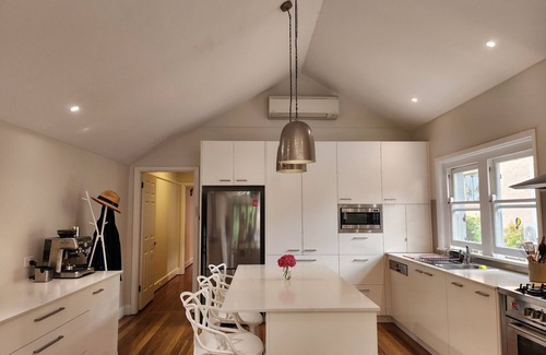 Willoughby Maison | Idyllic 4bedroom home in Willoughby. Direct access to park & playground.