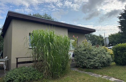 Stuthof Maison | Idyllic bungalow surrounded by greenery, perfect for relaxing.