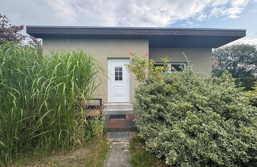 Stuthof Maison | Idyllic bungalow surrounded by greenery, perfect for relaxing.