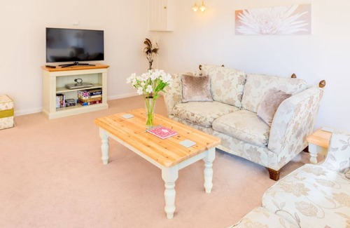 Irstead Cottage | Idyllic Cottage - Detached, Private Garden, Dog Friendly - 2 Ensuite Bedrooms.