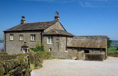 Skipton Maison | Idyllic country detached cottage sleeping 8 guests with free breakfast