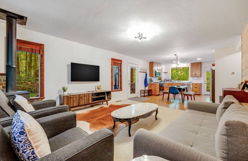 Cazadero Cabine | Idyllic creekside getaway- cozy, cute & updated