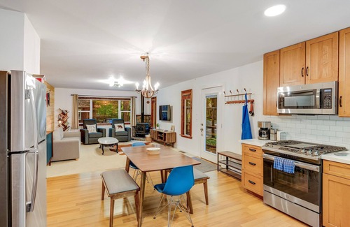 Cazadero Cabine | Idyllic creekside getaway- cozy, cute & updated