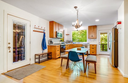 Cazadero Cabine | Idyllic creekside getaway- cozy, cute & updated