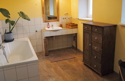 Mesekenhagen Autre | Idyllic farmhouse with a beautiful inner courtyard with a natural garden