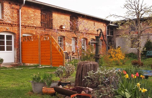 Mesekenhagen Autre | Idyllic farmhouse with a beautiful inner courtyard with a natural garden