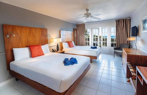 Charlotte Hôtel | Idyllic Island | Relaxing Room w/ Balcony | Free Parking and Outdoor Pool