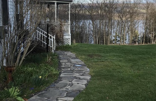 Rock Stream Maison | Idyllique Lakeside Victorian Farmhouse