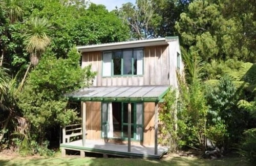 Tawharanui Cottage | MATAKANA BEACH N BUSH HIDEAWAY BORD DE L'EAU, APPORTER LE CHIEN DISPONIBLE XMAS / NOUVEL AN