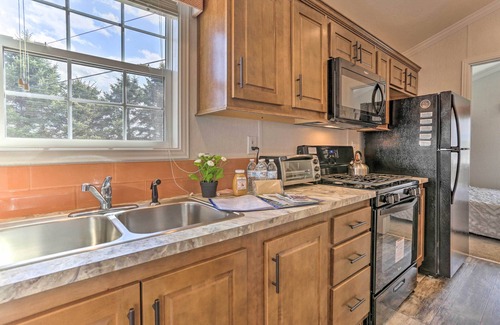 Pleasant Mount Cottage | NEW! Country Cottage w/ Private Deck, Near Hiking!