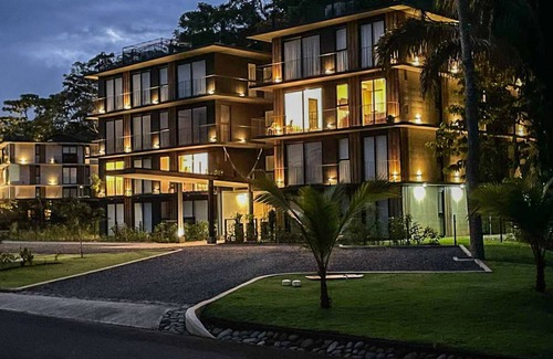 Jaco Appartement | Idyllic rainforest hideaway with turquoise pool & open layout - near the beach