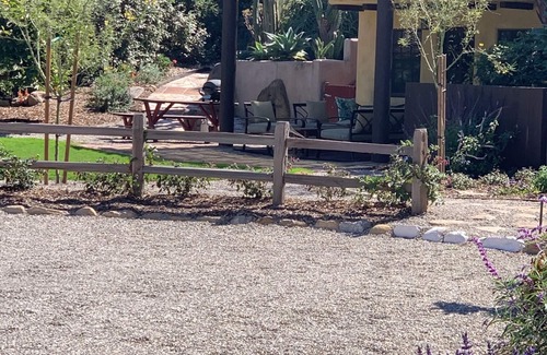 Carpinteria Appartement | Retraite idyllique au pied des collines, près de la randonnée et de la plage. Calme privé.