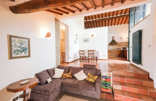 Siena Villa | Idyllic Siena Retreat Vineyard View