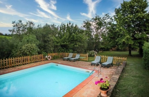 Siena Villa | Idyllic Siena Retreat Vineyard View