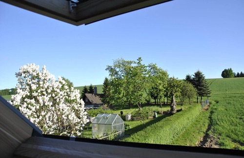 Brand-Erbisdorf Appartement | appartement idyllique et ensoleillé à l'étang de baignade naturel et avec une cheminée