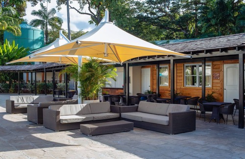 Charlotte Hôtel | Look No Further! 2 Units, Free Breakfast, Outdoor Pool, Free Parking On-site!