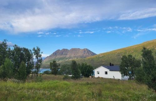 Lyngen Maison | Idyllisk hus med sauna og jacuzzi, Lyngen