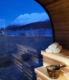 Lyngen Maison | Idyllisk hus med sauna og jacuzzi, Lyngen